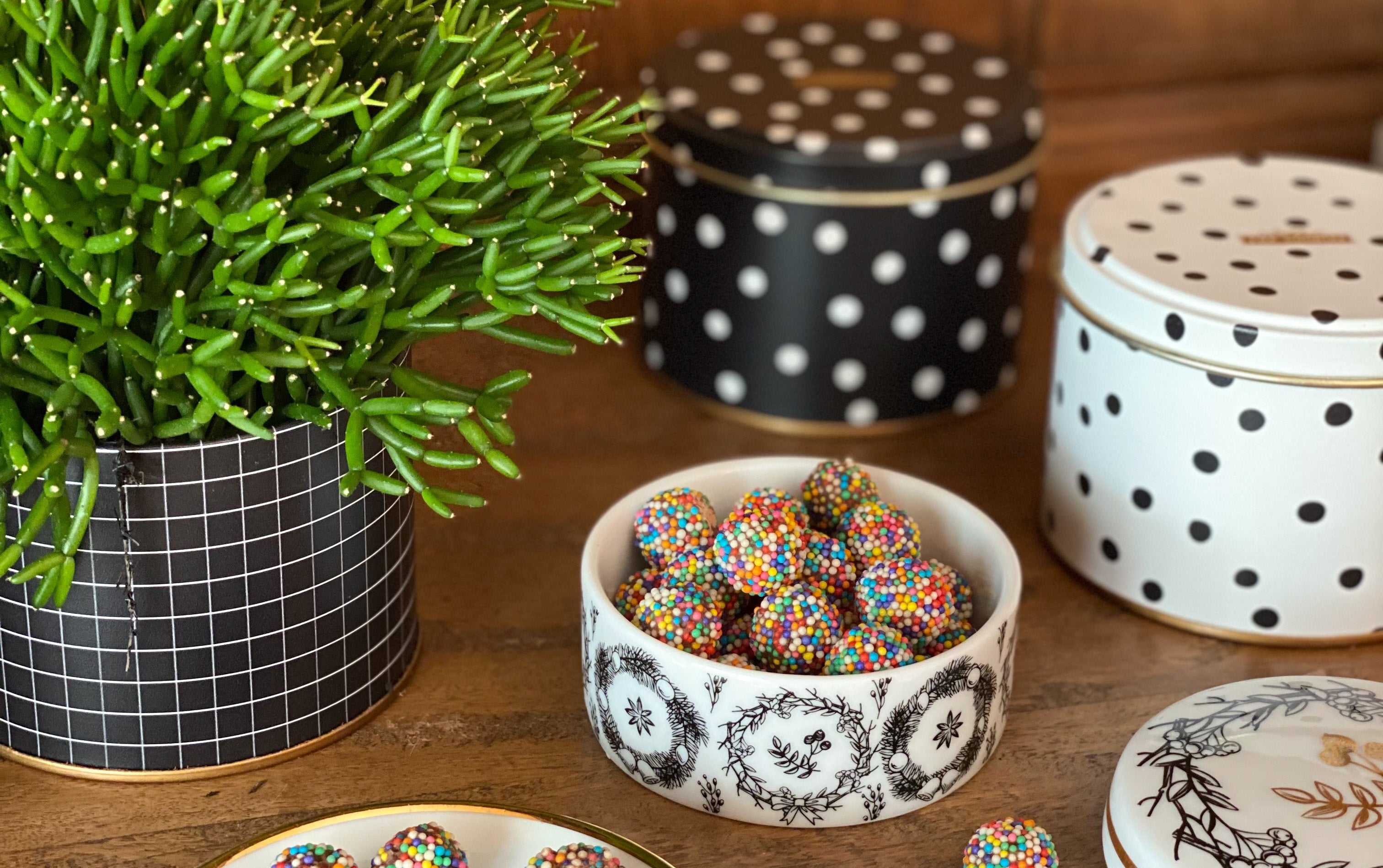 Mesa de café com latinhas estampadas