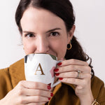 Caneca de porcelana manchas iniciais