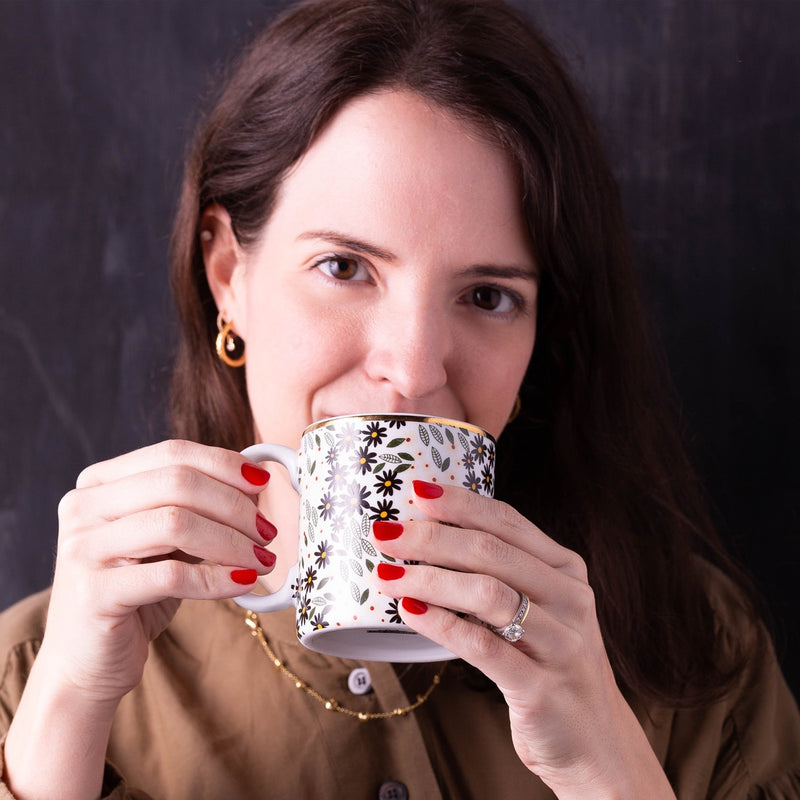 Caixa com caneca estampada e chocolate