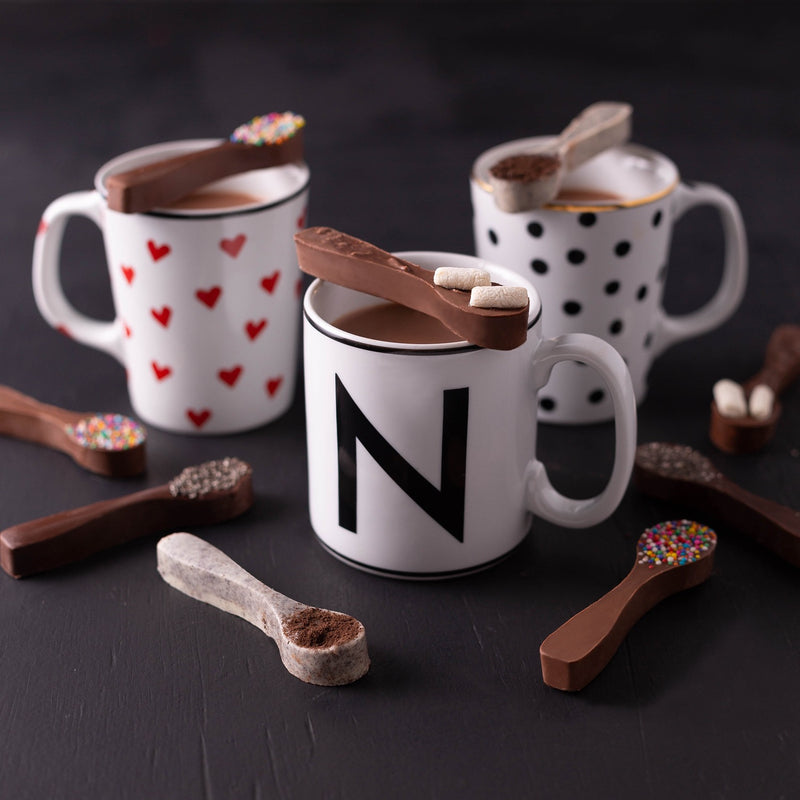 canecas de porcelanas com colheres de chocolate